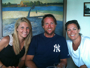 Hanna, Micke och Lena vill trots allt vara en glad familj.