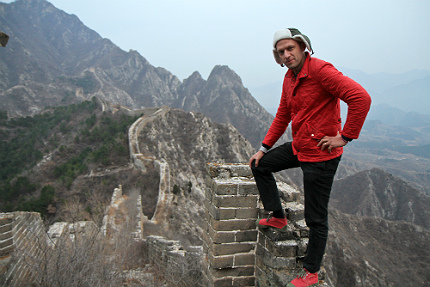 I programmet "På vintagejakt: Peking" letar programledaren Dominic Johnson-Hill efter värdefulla och unika föremål på marknader och på landsbygden. Foto: The Moving Visuals Co./UR
