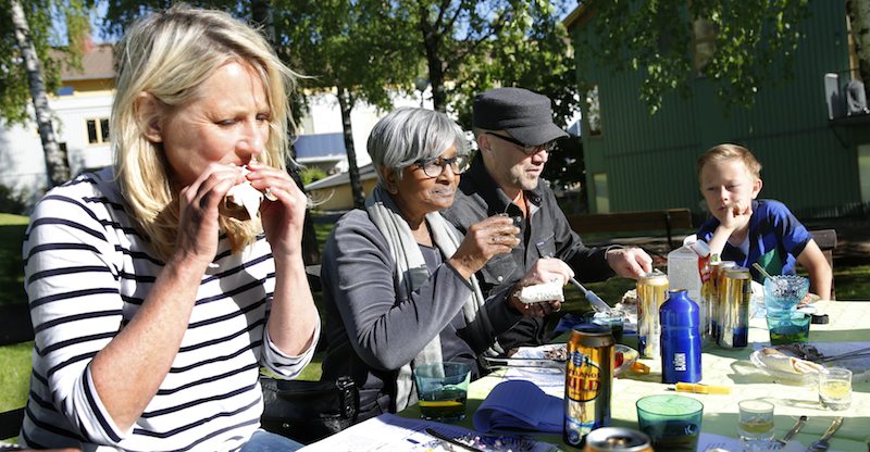 Till slut vågar även Marie ta en liten tugga.