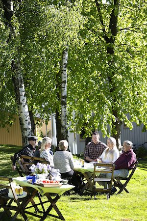 Utanför Lenas bostad pågår festen för fullt.