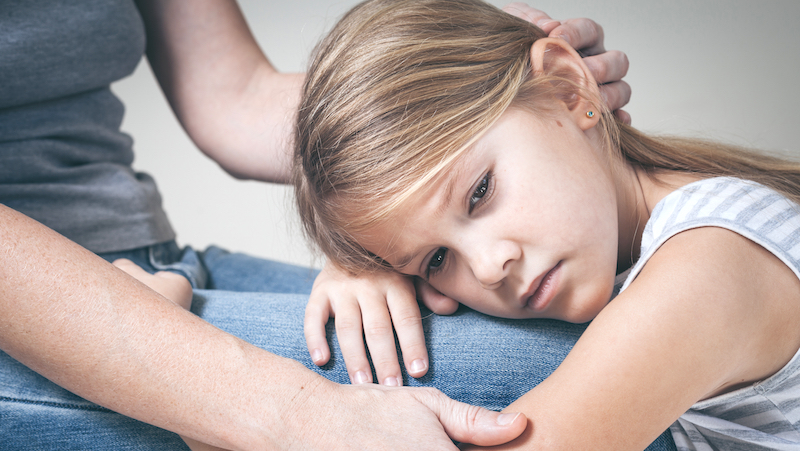 Kvinna med dotter på knäet.