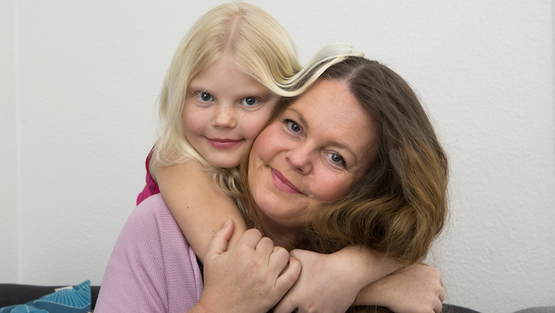 Som ett mirakel vaknade plötsligt Tilda och skrämde mamma Lotta rejält när hon drog av pulsmätaren från fingret. Foto: Drago Prvulovic