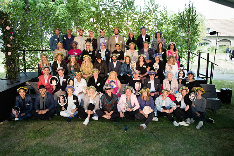 Stående fr. v: Johan Olsson, Johan Holmsäter, Matias Varela, Ulrika Rogland, Per Andersson, Edward Blom, Sakine Madon, Anders Kompass, Maja Hagerman. Andra raden fr v: Karin Bojs, Hannah Akuffo, Marianne Lindberg De Geer, Ove Skog, Parul Sharma, Siw Carlsson, Bert Karlsson, Ida Sjöstedt och Sara Mohammad. Tredje raden fr. v: Silvana Imam, Tom Malmquist, Stina Stoor, Annika Lantz, Johan Renck, José Gonzáles, Isabella Lundgren (håller i Kim Källström), Emilia Lind, Iman Aldebe (håller i Alexander Bard) och Malou von Sivers håller i Klas Östergren. Fjärde raden fr. v: David Lagercrantz, Ingvar Carlsson (håller i Magnus Uggla), Gloria Ray Karlmark (håller i Carola Häggkvist), Sven Hagströmer (håller i Maj Sjöwall), Kikki Danielsson (håller i Lars Ulrich), Elisabeth Tarras-Wahlberg (håller i Janne Andersson), Lennart Bylock, Kerstin Ekman och Angelica Ström (håller i Danica Kragić Jensfelt). Sittande längst fram fr. v: Ahmad Khan Mahmoodzada (håller i Mikael Karlsson), Maher Zain, Tiffany Kronlöf (håller i Bianca), Carolina Klüft, Anna Ternheim, Emil Jensen (håller i Bertil Hult), Markus Krunegård (håller i Marit Pålsen)och IJustWantToBeCool, (Joel Adolphsson, Emil Beer (håller i Gunhild Stordalen) och Victor Beer (håller i Alexander "The Mauler" Gustafsson). Foto: Mattias Ahlm/Sveriges Radio
