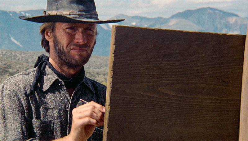 En revolverman (Clint Eastwood) kommer till en liten ort och blir hyrd att skydda ortsbefolkningen mot tre förbrytare som närmare sig staden. Foto: SVT