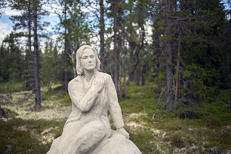 Garbo statyn, Statue of Integrity, sittandes ifred i skogen. Skapad av konstnären Jón Leifsson.