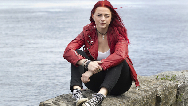 Inget barn ska sluta älska sig själv på grund av lojaliteter till sina föräldrar, som jag gjorde, säger Linnea.