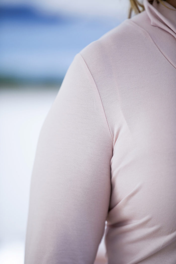 Torso med behåband som skär in.