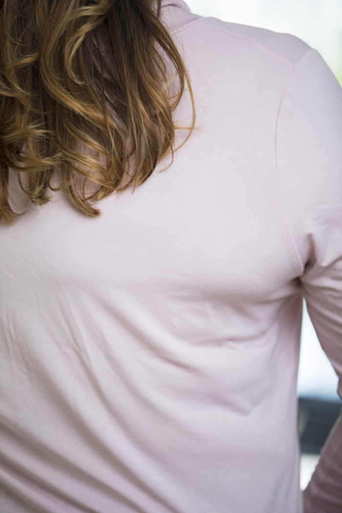 Torso med valk i ryggen efter behån.