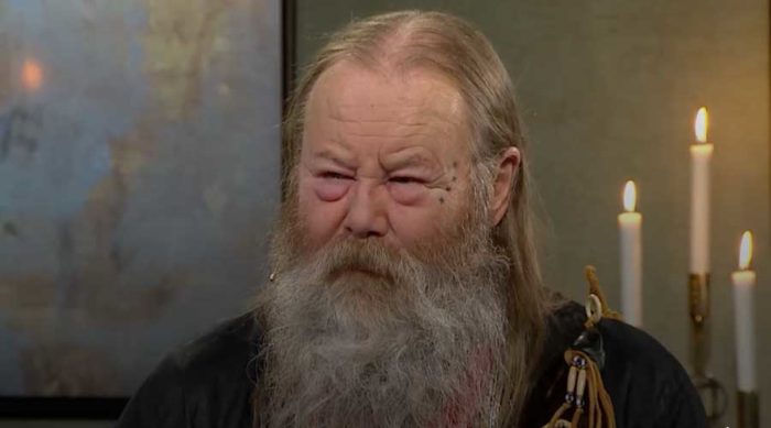 Roger Pontare tar av sig glasögonen några sekunder hos "Malou efter tio" Bild: TV4