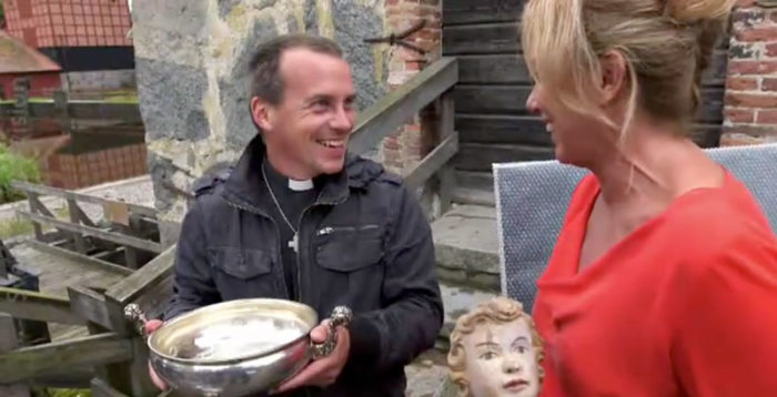 Anne Lundberg beundrar "dopskålen"