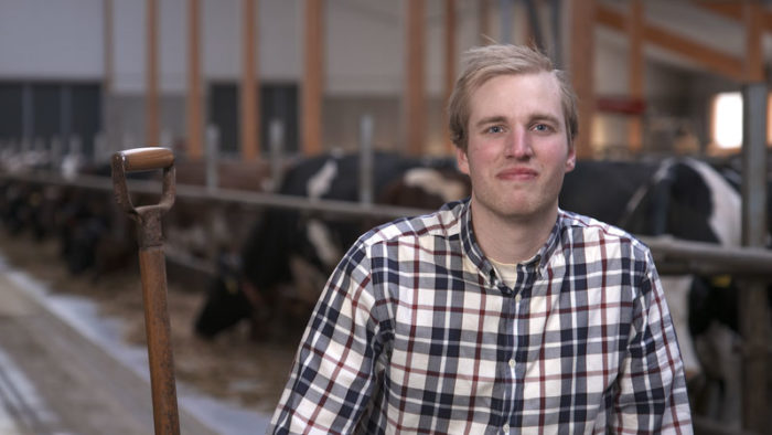 Mjölkbonden Simon, 26, i
