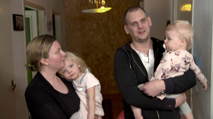 Sara och Oscar med barnen Juni och Lii. Husdrömmarna fick stå på vänt när läkarna berättade att Lii skulle behöva en hjärttransplantation. Bild: Kanal5
