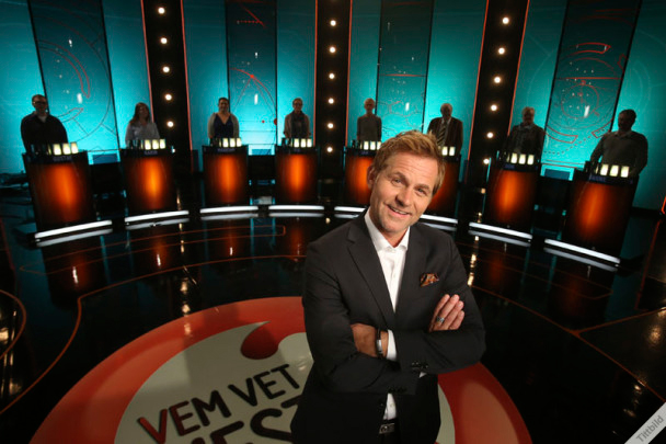 Rickard Olsson programledare i Vem vet mest i SVT.