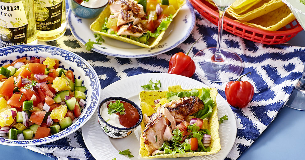 Ett bra alternativ för den som vill ha tacos utan kött: laxtacos med apelsinsalsa.