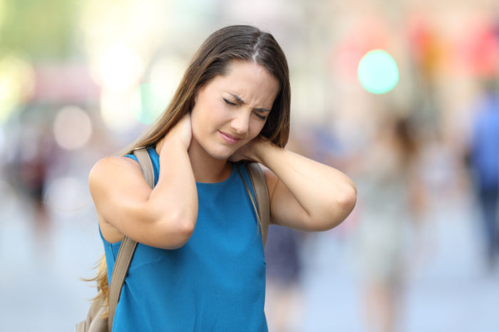 Långvarig muskel- eller ledsmärta är ett av de vanligaste symptomen på fibromyalgi.