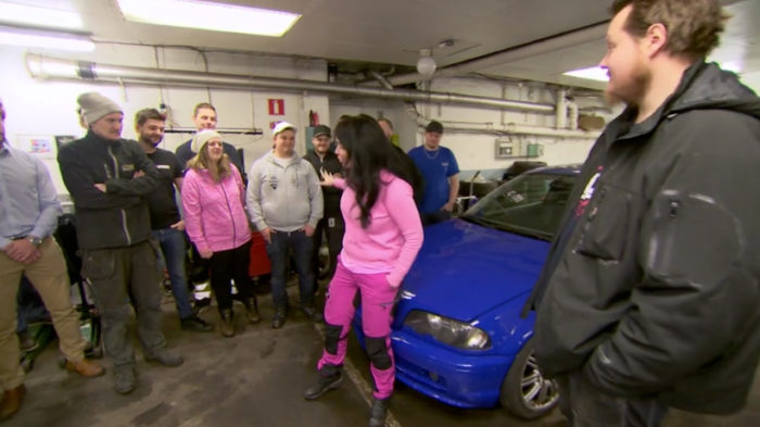 Kompisarna ställer upp och fixar Rickhards bil i ”Sofias änglar”
