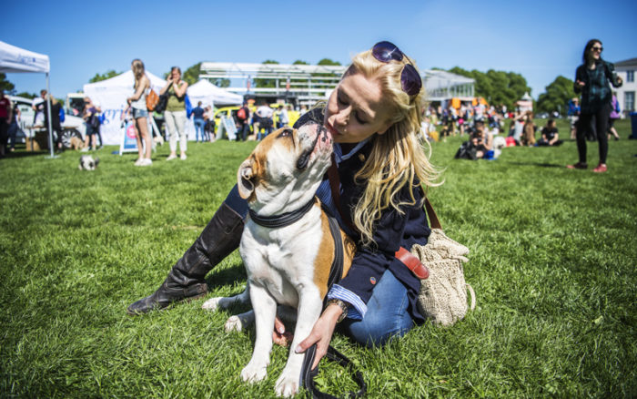 Johanna Lind tillsammans med hennes och Anders Bagges hund Iris.