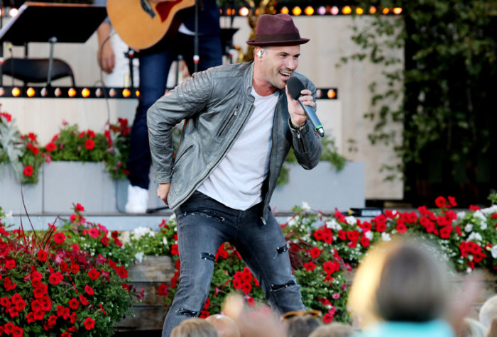 Martin Stenmarck i Allsång på Skansen i Stockholm 2016.