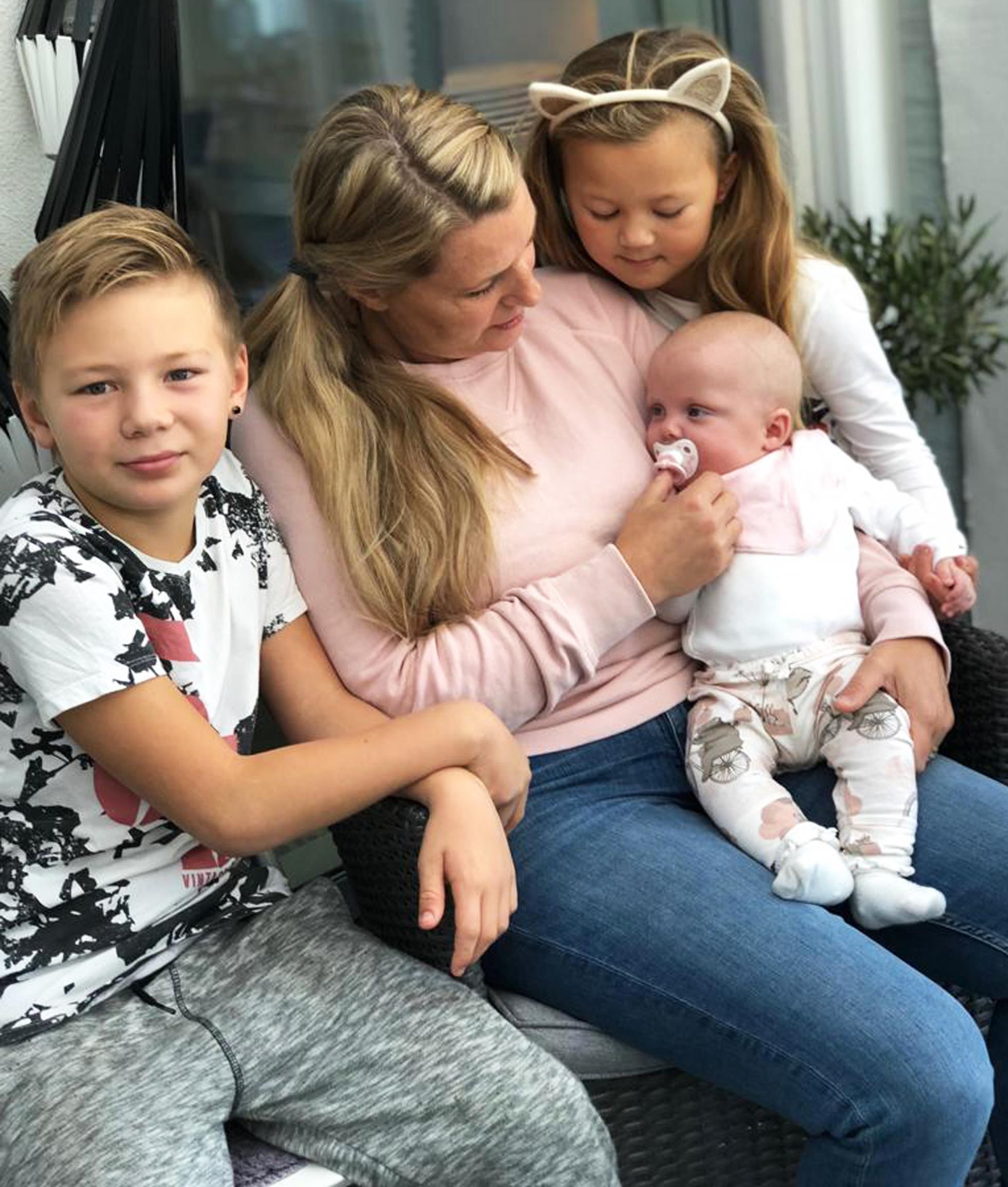 Elton, Hannah, Nelia och lilla Ebba