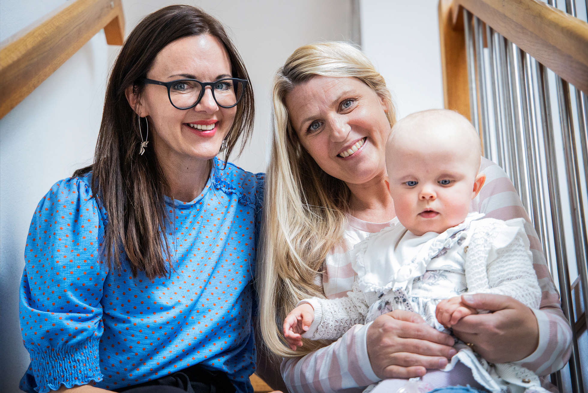 Josephine, Hannah och Ebba sitter i trappen