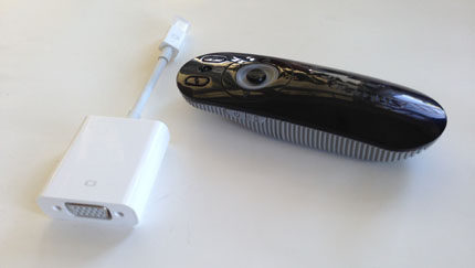 Adapter och fjärrkontroll. Väsentliga tillbehör för att föreläsningen ska funka.