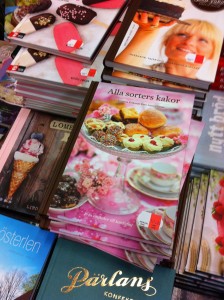 Det är något speciellt att se sin bok så här. Och nere till vänster har jag visst en bok till - Café Österlen!