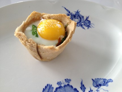 Liten "äggform" med bakade ägg och kallrökt lax!
