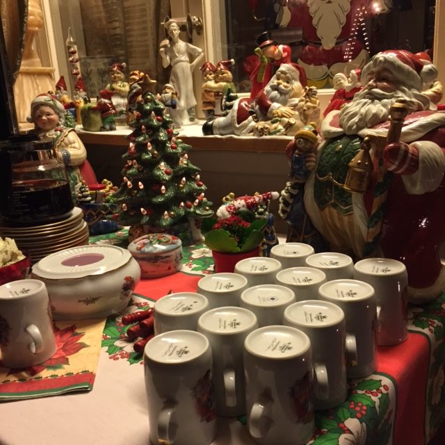 Glöggbordet. Vi börjar alltid med glögg och lite snacks. Givetvis den klassiska "pepparkakan med ädelost"!