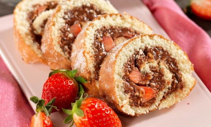 chokladrulltårta med jordgubbar chokladrulltårta med jordgubbar