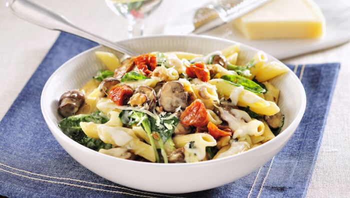 Pasta Med ädelost Och Spenat